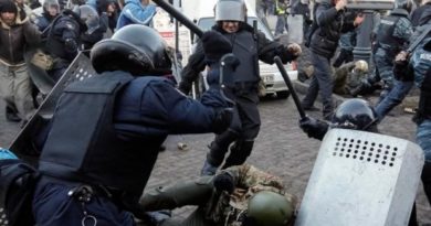 <strong>“Пляшки для коктейлів «Молотова» в одній руці і пакетом з Новими Заповітами в іншій”: тернополяни пригадують криваві події на Майдані</strong> <strong>“Пляшки для коктейлів «Молотова» в одній руці і пакетом з Новими Заповітами в іншій”: тернополяни пригадують криваві події на Майдані</strong>