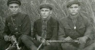 <strong>Щоб вижити, вибрав шлях зради. Протокол допиту Ярослава Комара (частина четверта)</strong> <strong>Щоб вижити, вибрав шлях зради. Протокол допиту Ярослава Комара (частина четверта)</strong>