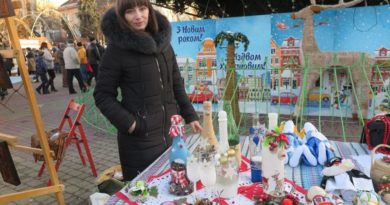 Умілиця з Тернопілля Ольга Жирук вбирає посуд у вишуканий декор Умілиця з Тернопілля Ольга Жирук вбирає посуд у вишуканий декор