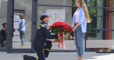 «Кохання переможе»: тернопільський рятувальник освідчився коханій просто у пожежній частині «Кохання переможе»: тернопільський рятувальник освідчився коханій просто у пожежній частині