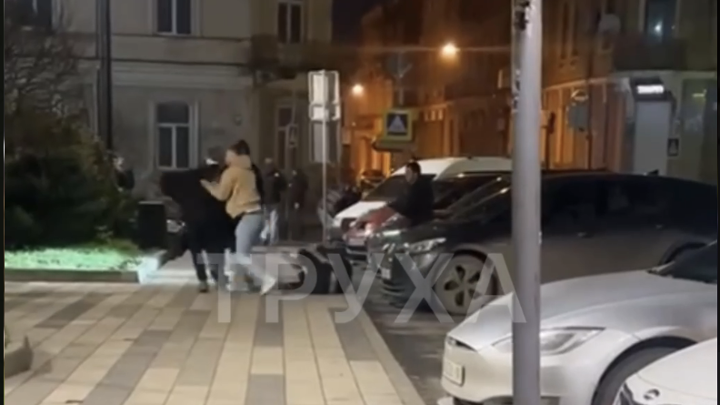 Бійка в самому серці Тернополя: поліція розшукує учасників конфлікту на Чорновола