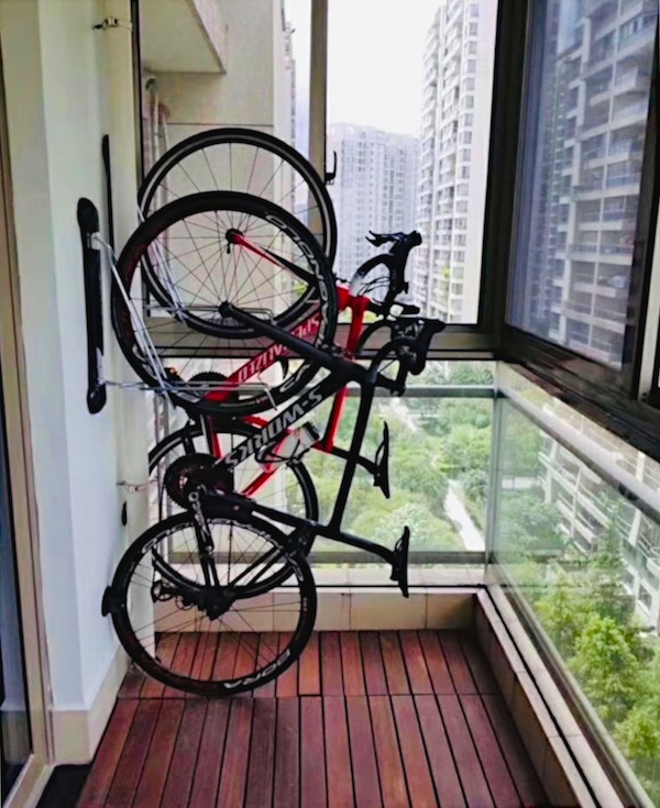 велосипеди на балконі